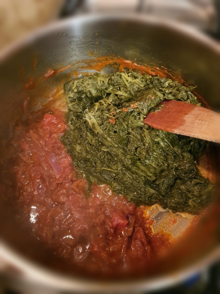 Préparation du curry d'épinards à la féta façon Palak Paneer