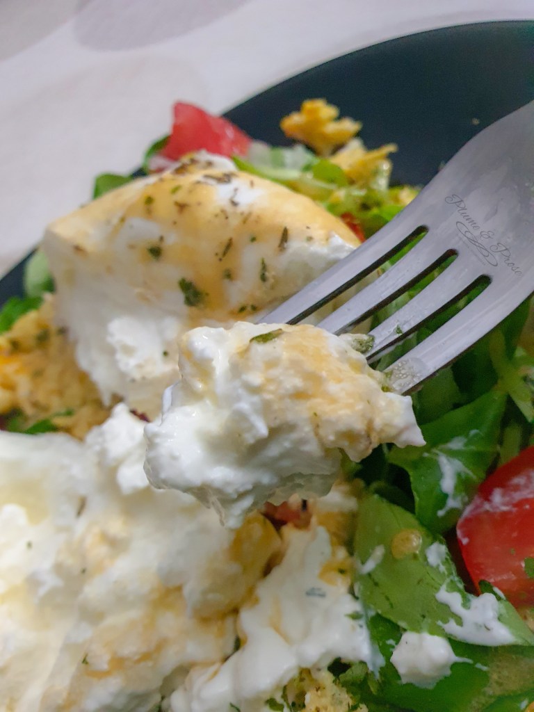 Salade de tomates et burrata sur son lit de mâche et oeufs brouillés