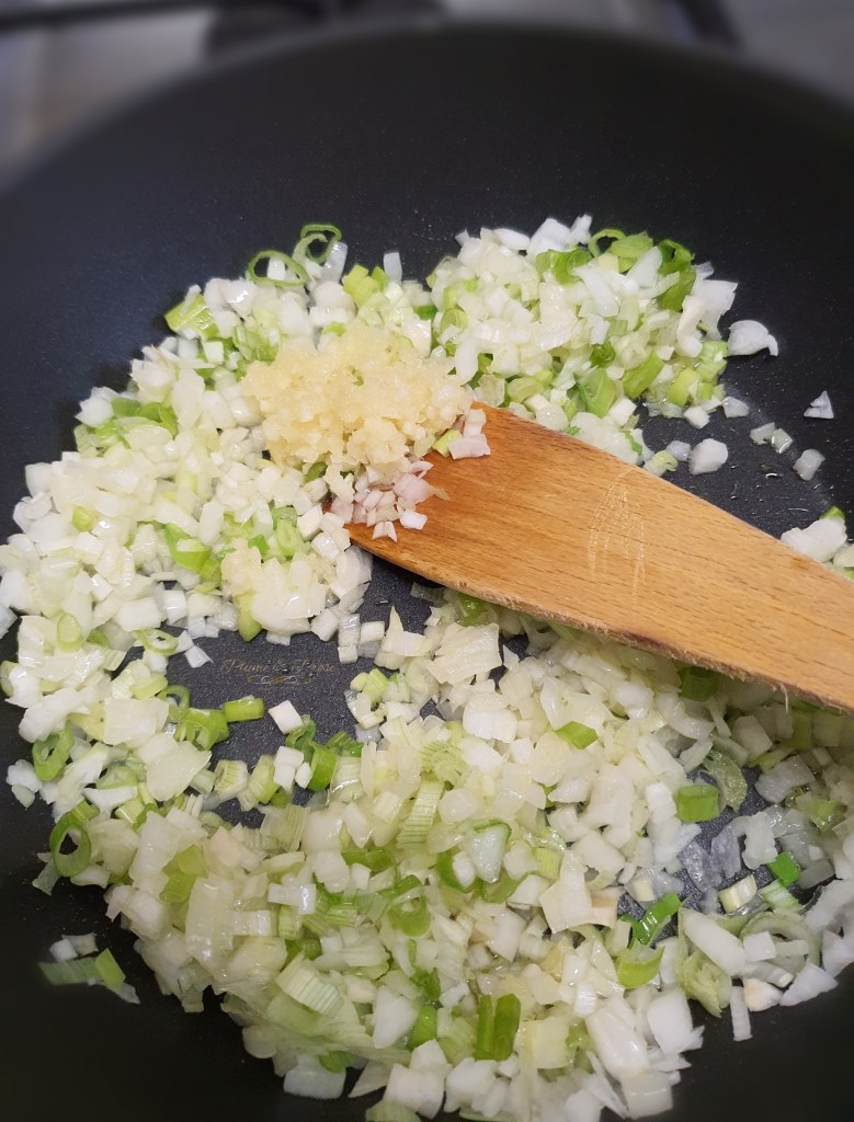 Préparation de la sauce colombienne "Hogao"