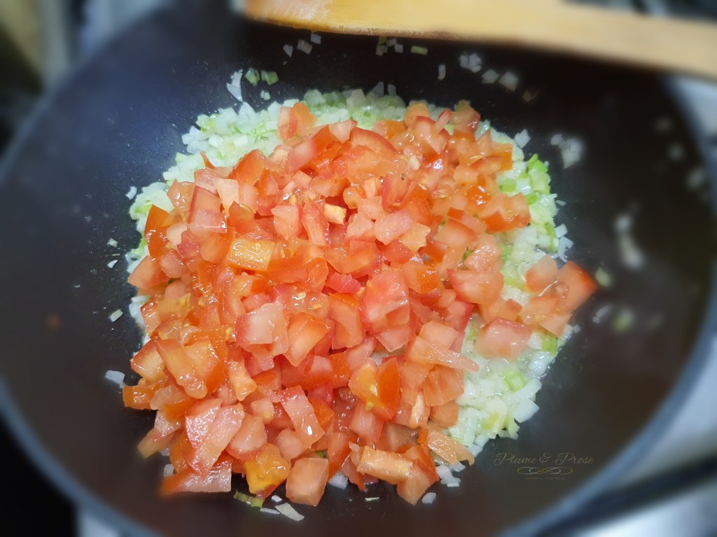 Préparation de la sauce colombienne "Hogao"