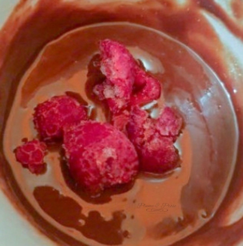 Préparation du mugcake chocolat-framboise