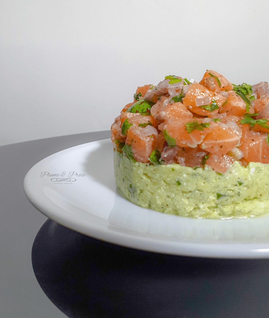 Tartare de saumon sur son lit de crème d'avocat