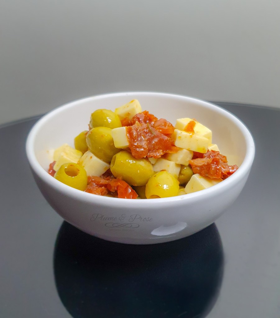 Olives marinées au Manchego et tomates séchées