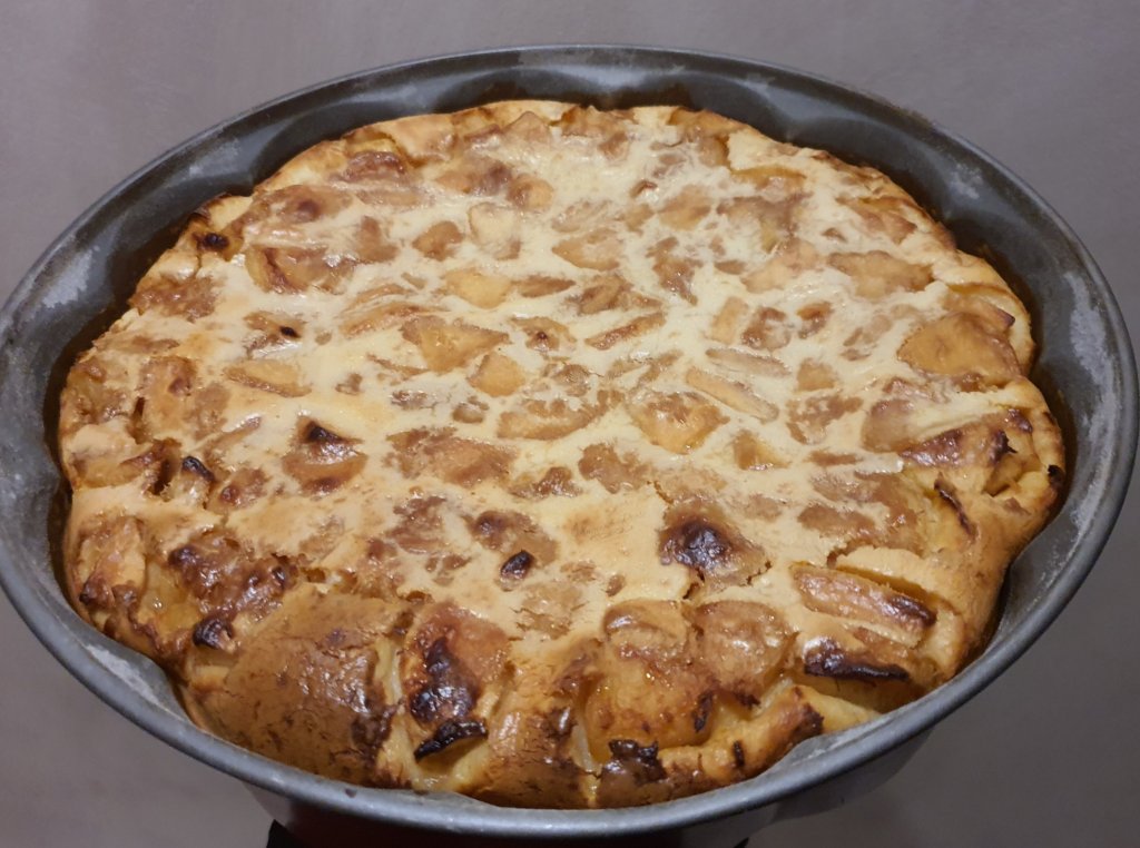 Préparation du far aux pommes caramélisées