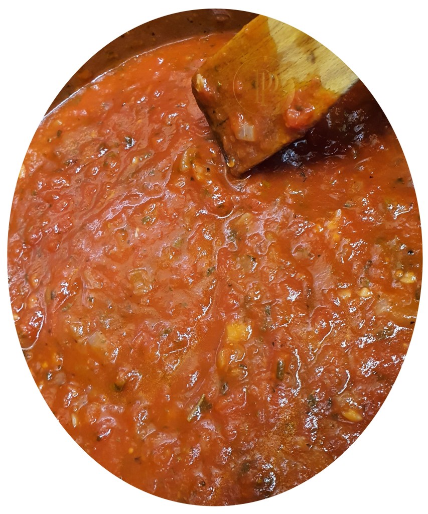 Préparation des "Melanzane alla Parmigiana" ou les Aubergines à la Parmigiana